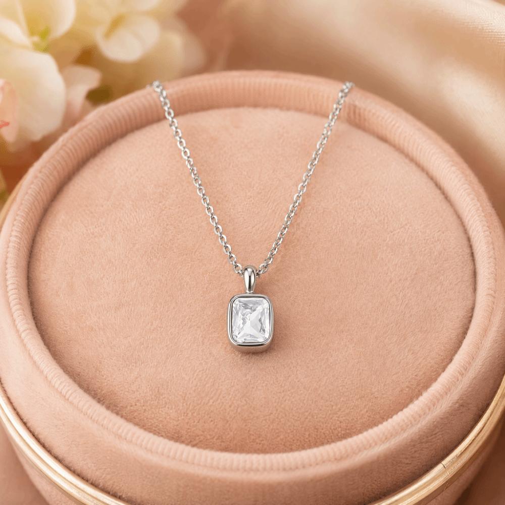 Waterproof Geometric Pendant Necklace PVD Plated Heart Pendant Necklace For Women