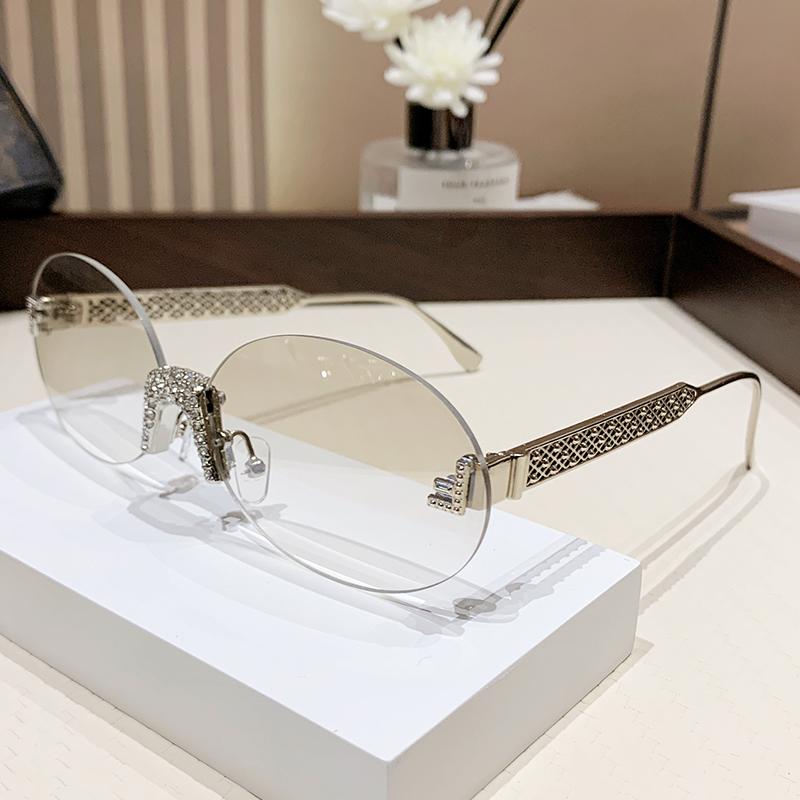 

Солнцезащитные очки без оправы с огранкой «Cut Edge» и инкрустацией бриллиантами, солнцезащитные очки с буквой F, овальные, с полым дизайном, металлические 90281 прозрачный