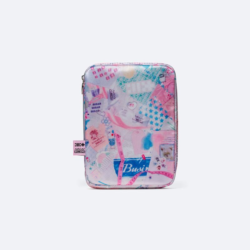 

[ПРЕДЗАКАЗ] ILLIT – БОЛЬШЕ НЕ МИЛЫЕ (ILLIT x Эшли Уильямс Пауч Вер. - 2 типа) COLLAGE (Pink)