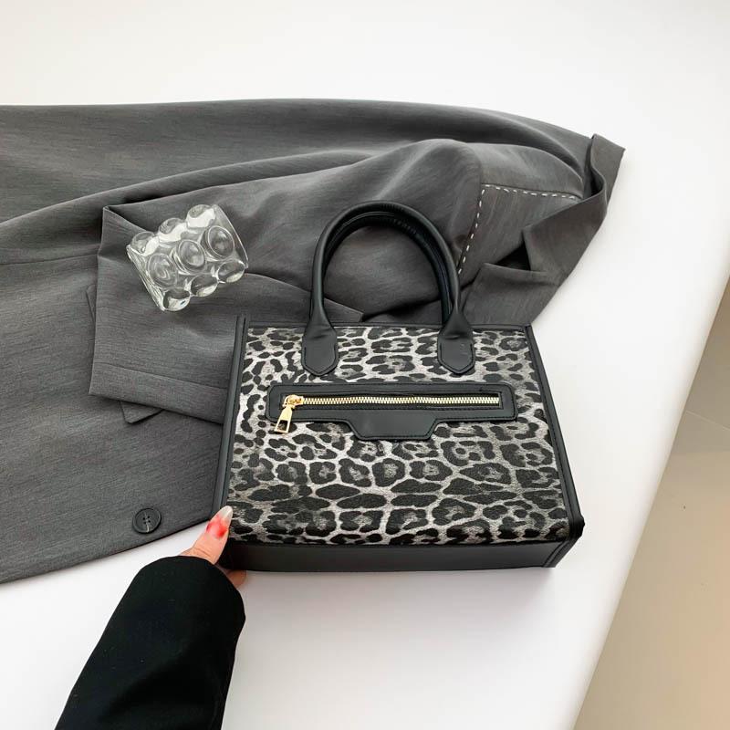 2025 spring new model, this year's popular leopard print fashion handbag, casual personality, sweet and cool trend commuter small square bag