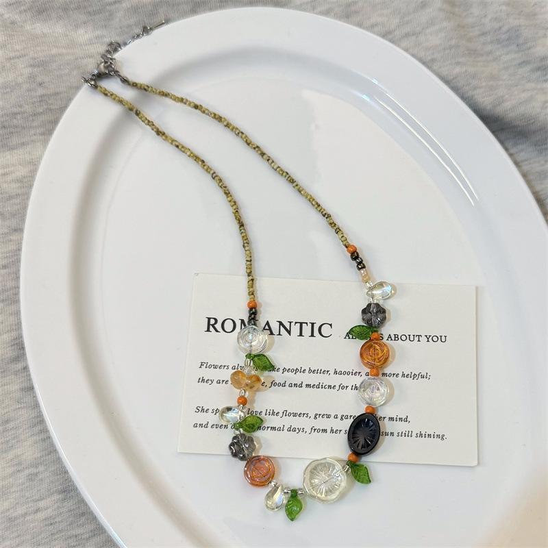 

Гавайская атмосфера, приморский остров, лесной стиль, нишевые аксессуары, листья растений, небольшие живые цветы, женское ожерелье из бисера