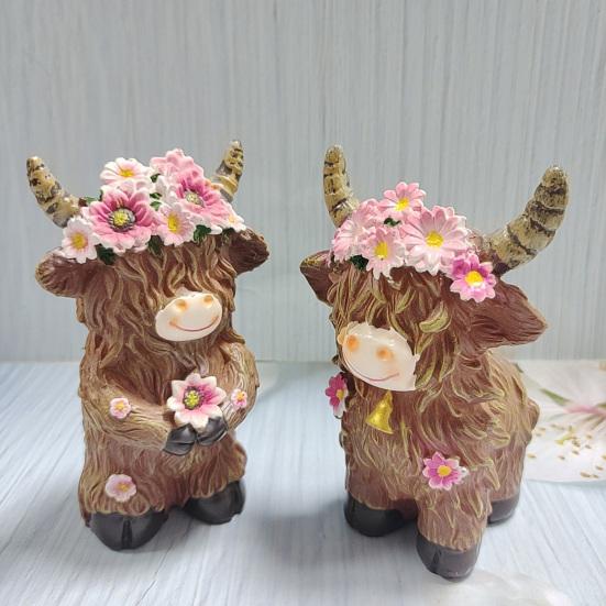 2 Pcs Highland Cow Figurine with Flowers Small Resin Highland Cow Statue Spring Farmhouse Scottish Cattle Sculpture for Home Tiered Tray Table Decor