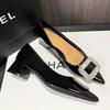Mode Neuer Stil Luxus Damenmode Metall Kristall Spleiß Damen Pumps Kitten Dicker Absatz Elegant Party Damenschuhe Zapatos De Mujer