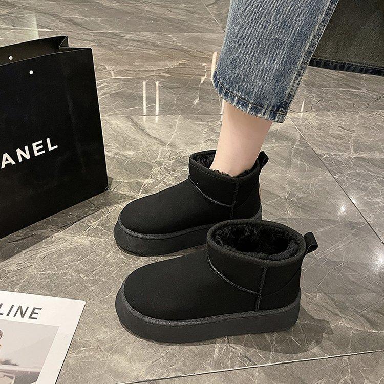 

Теплые зимние ботинки женские меховые цельные новые на толстой подошве с увеличением высоты короткие голенища с утолщенным бархатом 41 is too small шоколадный