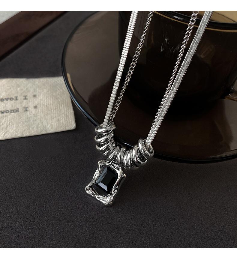 Elegant Double Layer Clavicle Chain: High-End Light Luxury Sweater Necklace
