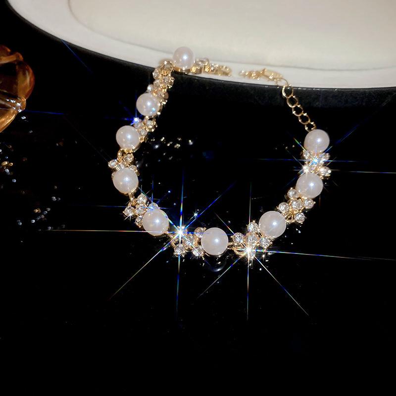 Zircon Flower Geometric Pearl Necklace: Elegant Light Luxury Collarbone Chain for Women