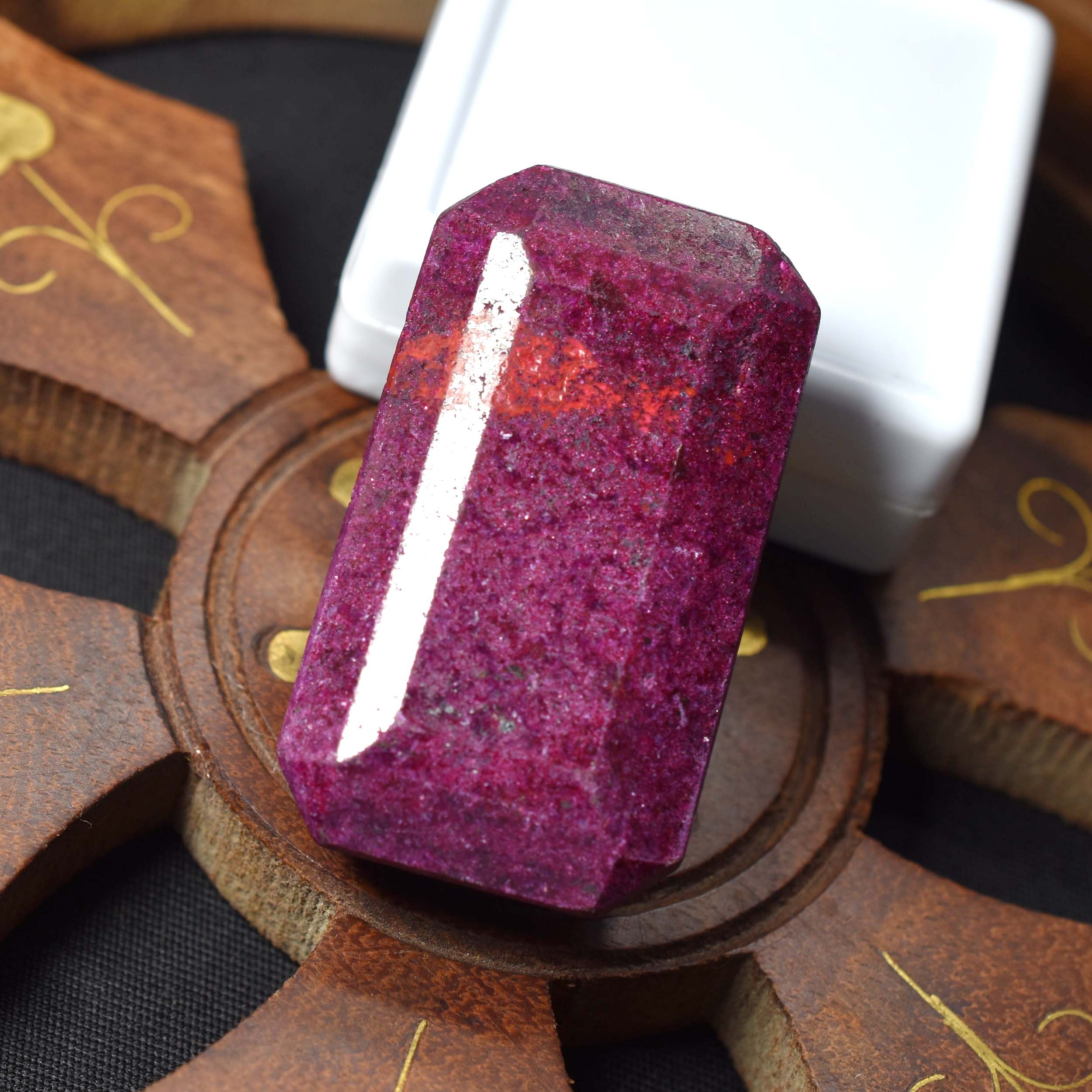 

232.25 Карат Натуральний СЕРТИФІКОВАНИЙ Червоний Рубін Смарагдової Форми Рідкісний Величезний Розмір Одиночний Дорогоцінний Камінь AM-226 43 mm approx червоний