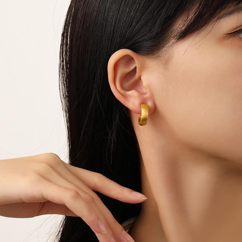 Elegant 925 Silver Circle Stud Earrings for Women - Simple, High-End, Fashionable, and Unique.