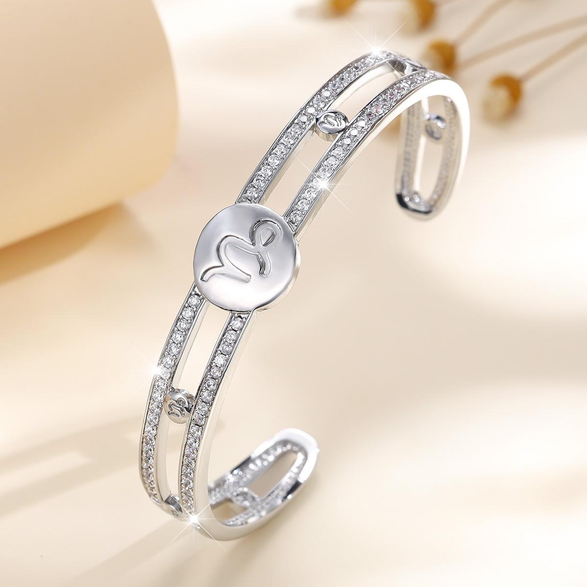 Korean Version of the New Fashion Light Luxury Hollow Micro-stone Women s Simple Temperament Bracelet One Size(16-22CM)