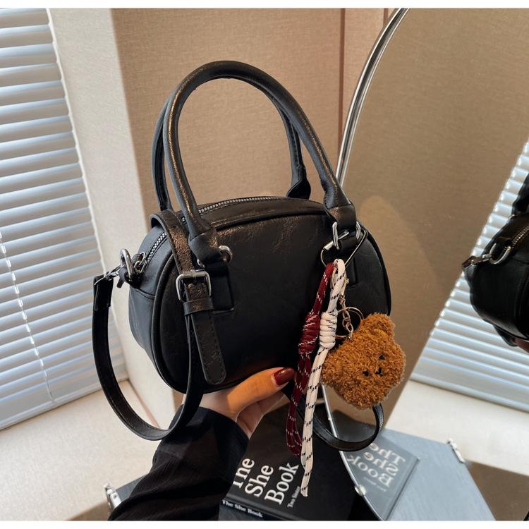 

Простая ретро-портативная маленькая женская сумка 2024 года, новая осенне-зимняя модная сумка-мессенджер, сумка-подушка через плечо для поездок на работу чёрный