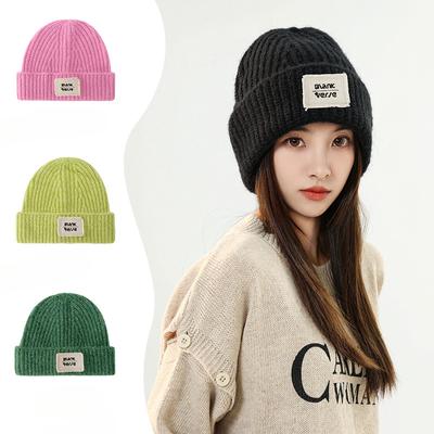 Koreanischer Stil lockere warme Buchstaben-Patch einfarbige Wollmütze für Damen im Herbst und Winter Haufen kalter Mützen, die das Gesicht zeigen kleine Strickmütze