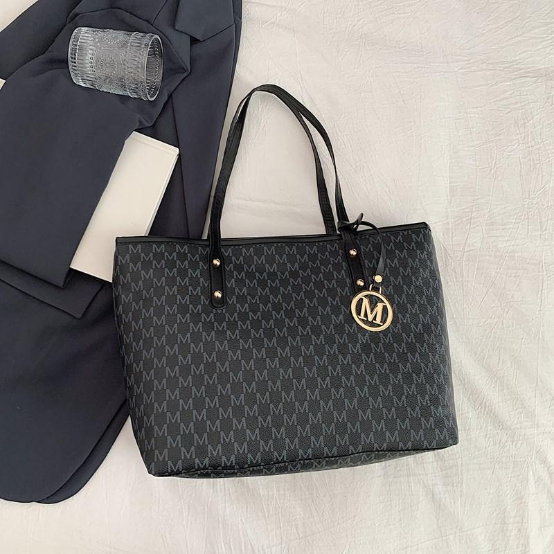 Niche versatile portable tote bag women's bag 2025 spring new large-capacity shoulder bag high-value underarm bag fashion