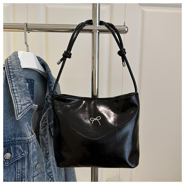 

2025 лето новый однотонный простой ветер большая вместимость повседневная мода глянцевая сумка-ведро на плечо под мышкой