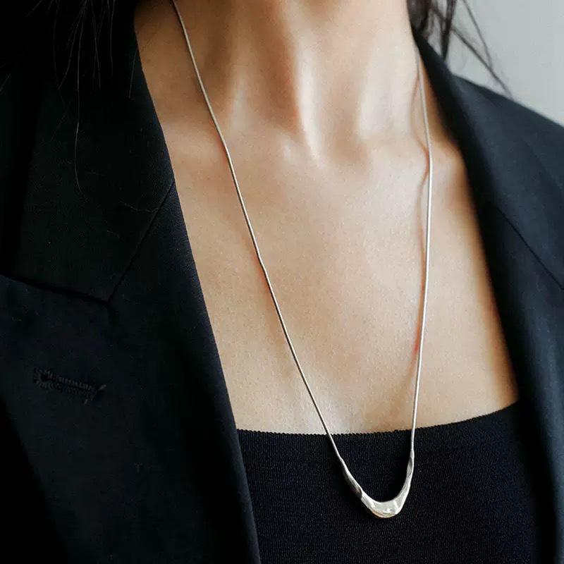 Women's Hammered U-Shaped Smiley Face Necklace - Minimalist Design, Versatile Long Pendant for Everyday Wear