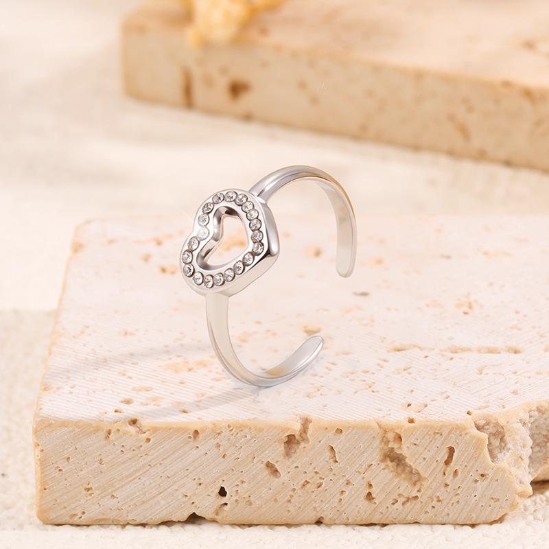 High-End Titanium Steel Heart Ring - Women's Fashion, Non-Fading, Adjustable Design for Couples.
