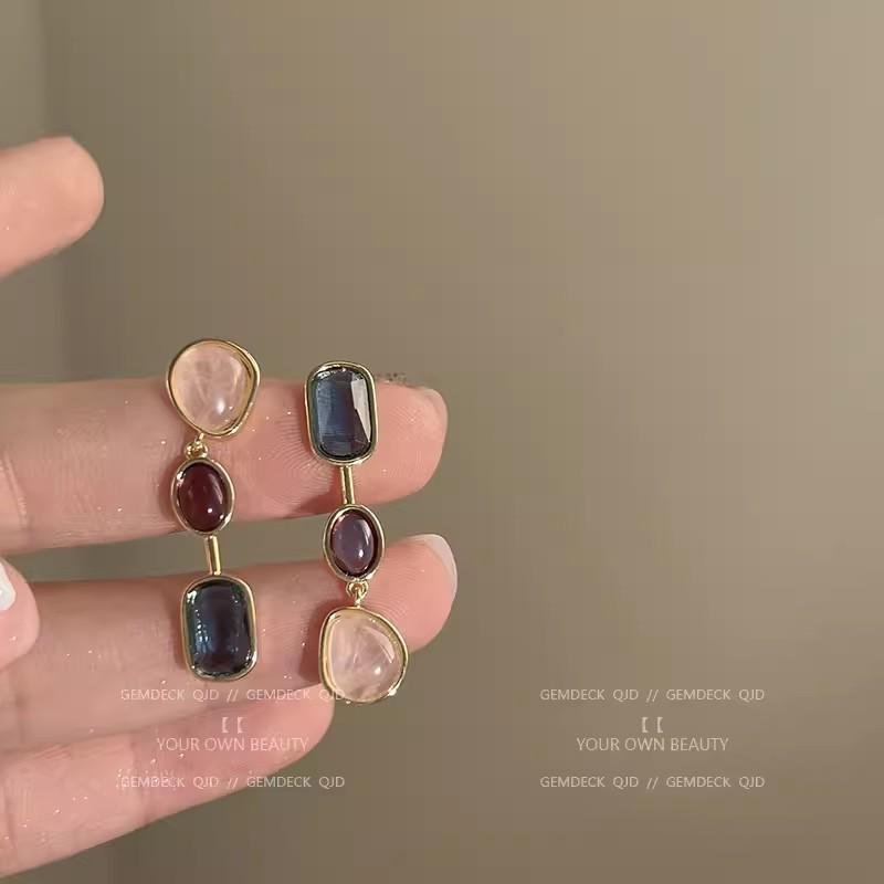 Vintage Asymmetrical Colored Stone Earrings with Silver Needle, High-End Niche Design, Contrasting Colors, Autumn-Winter Ear Clips.
