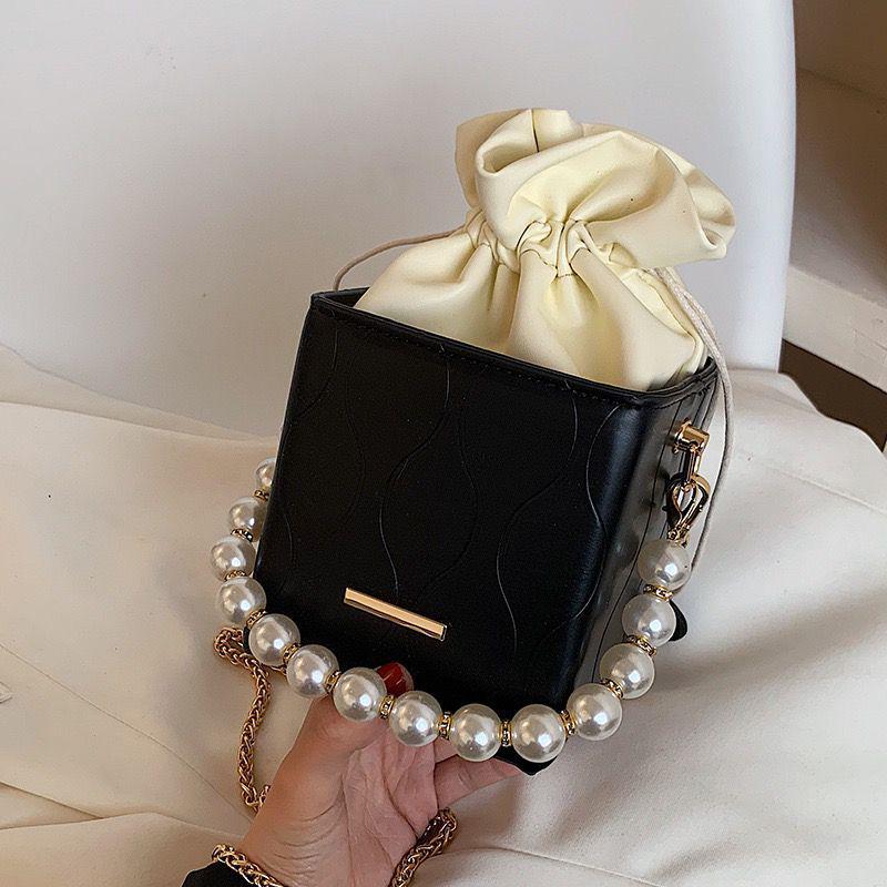 Трендовая женская сумка-кроссбоди на жемчужной цепочке 2025 – Стильная, фактурная и универсальная для лета.