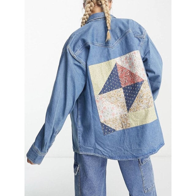 

Светло-голубая джинсовая рубашка с графическим рисунком Levi s