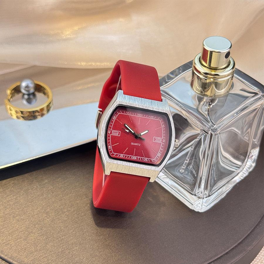 

New Ladies Skin Feel Silicone Silky Quartz Watch Casual Silicone Strap Quartz Watches Sports Wristwatch for Men Women Students червоний