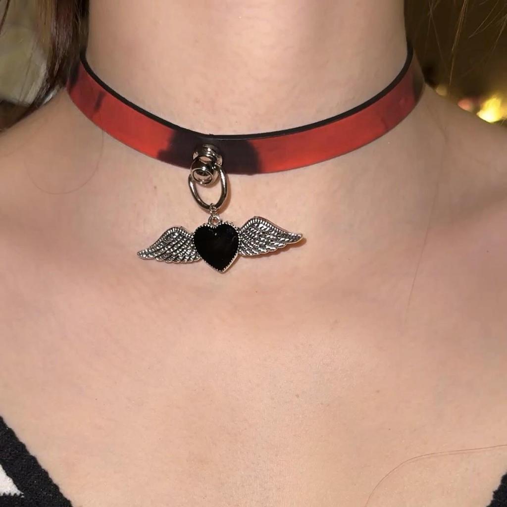 Chique Pittige Meisje Leren Bel Choker Ketting – Uniek Minderheidsontwerp