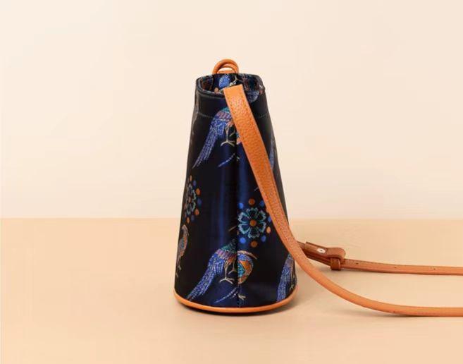 New Chinese Style Phone Bucket Bag for Women  National Style Embroidered Single Shoulder Crossbody Lightweight Commuter bags