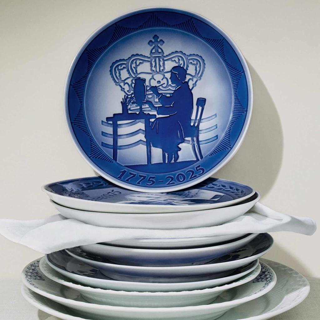 Imported Royal Copenhagen Blue Collectable Anniversary Plate Dish 18cm Royal Copenhagen 250th Anniversary 18cm Diameter Blue 1074930 [Regular Product]