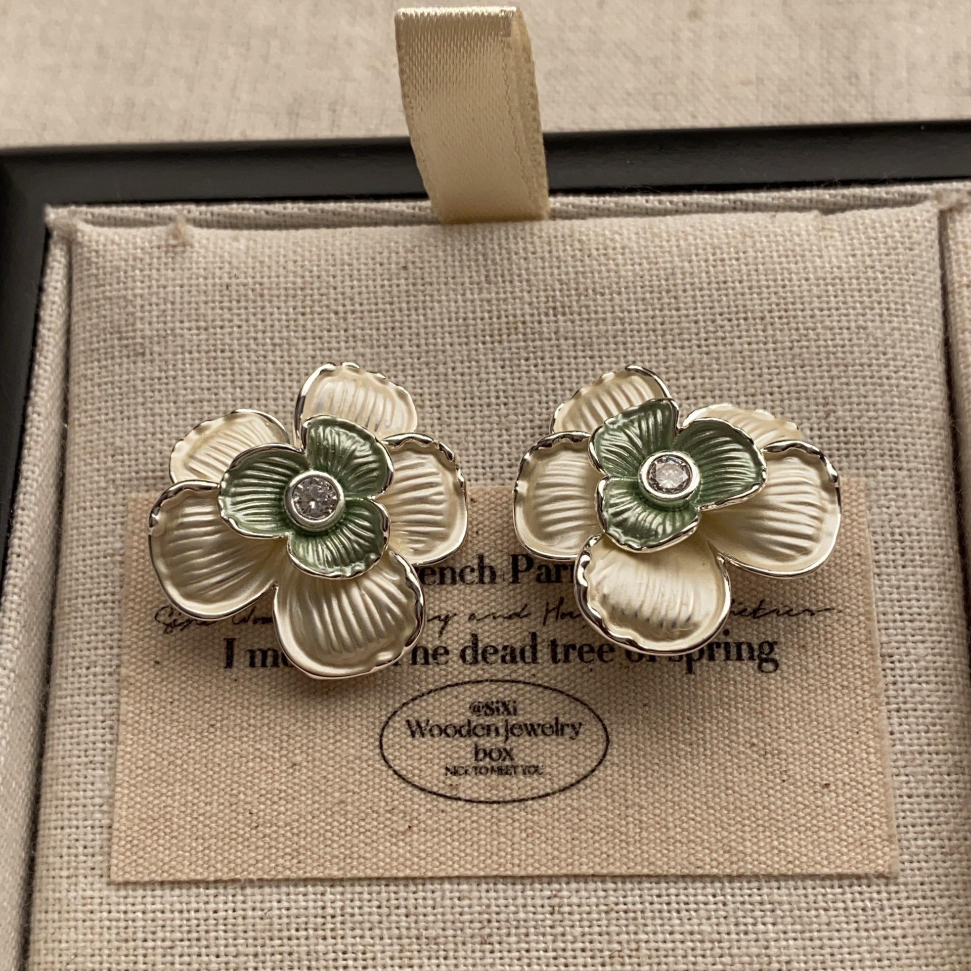 

Super fairy enamel flower stud earrings niche design temperament earrings light luxury three-dimensional high-end explosive earrings