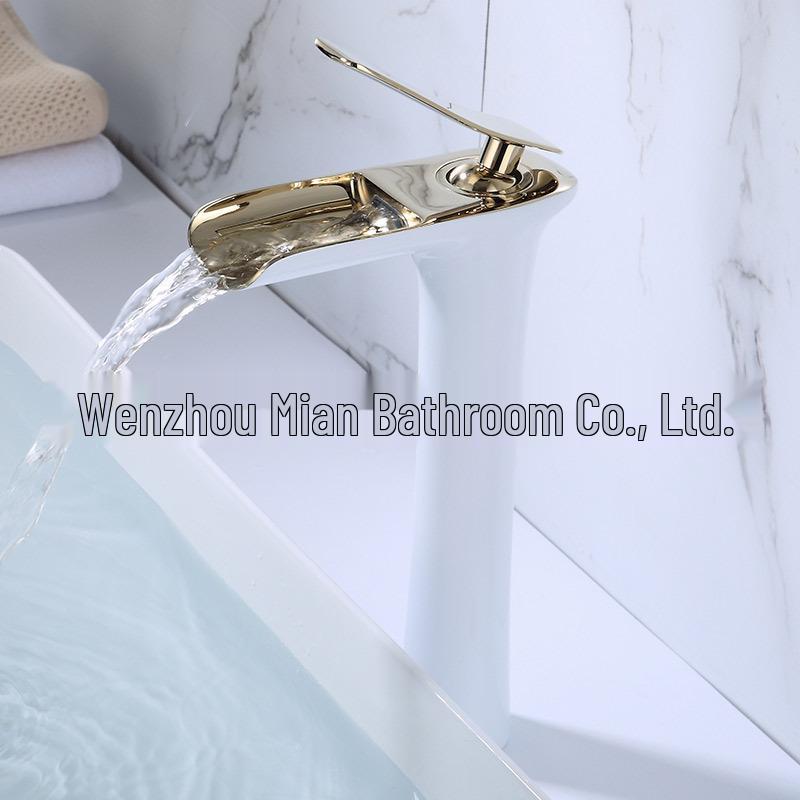 Luxuriöser Kupfer-Wasserfallhahn für das Badezimmer einer Villa – Heiß- und Kaltfunktion, kreatives Design für das Handwaschbecken