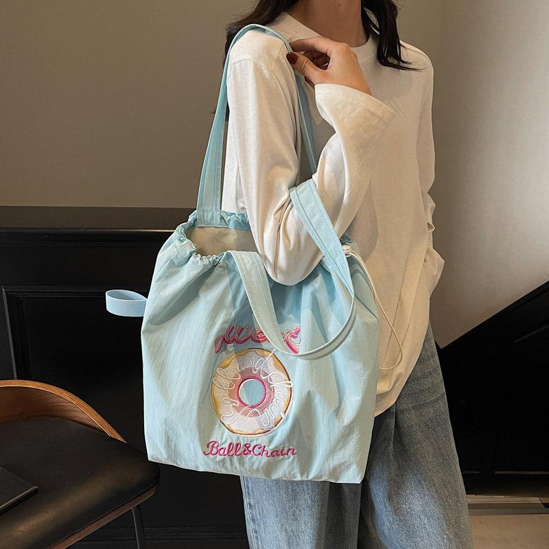 Trend fashion niche design shoulder bag women's 2025 spring new personalized lightweight portable messenger tote bag
