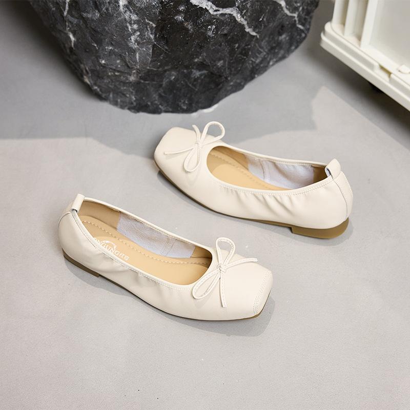 Summer and autumn new comfortable mother shoes soft sheepskin thick heel single shoes square head folds light mouth grandma shoes beige