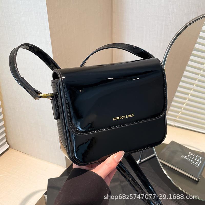 Premium texture retro niche bag 2025 new patent leather women's bag popular messenger bag single shoulder armpit bag