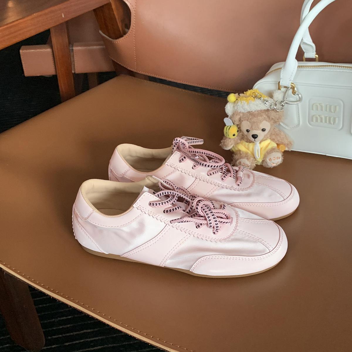 

Fashionable contrasting shoelaces soft sole soft surface versatile round head sports and leisure shoes women s spring 40 розовый