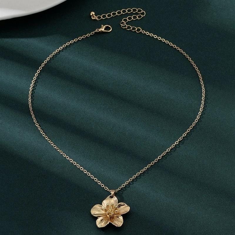 Golden Dopamine Style Flower Pendant Necklace for Women 2026 New Trend Wrinkled Choker Wedding Gifts Accessories