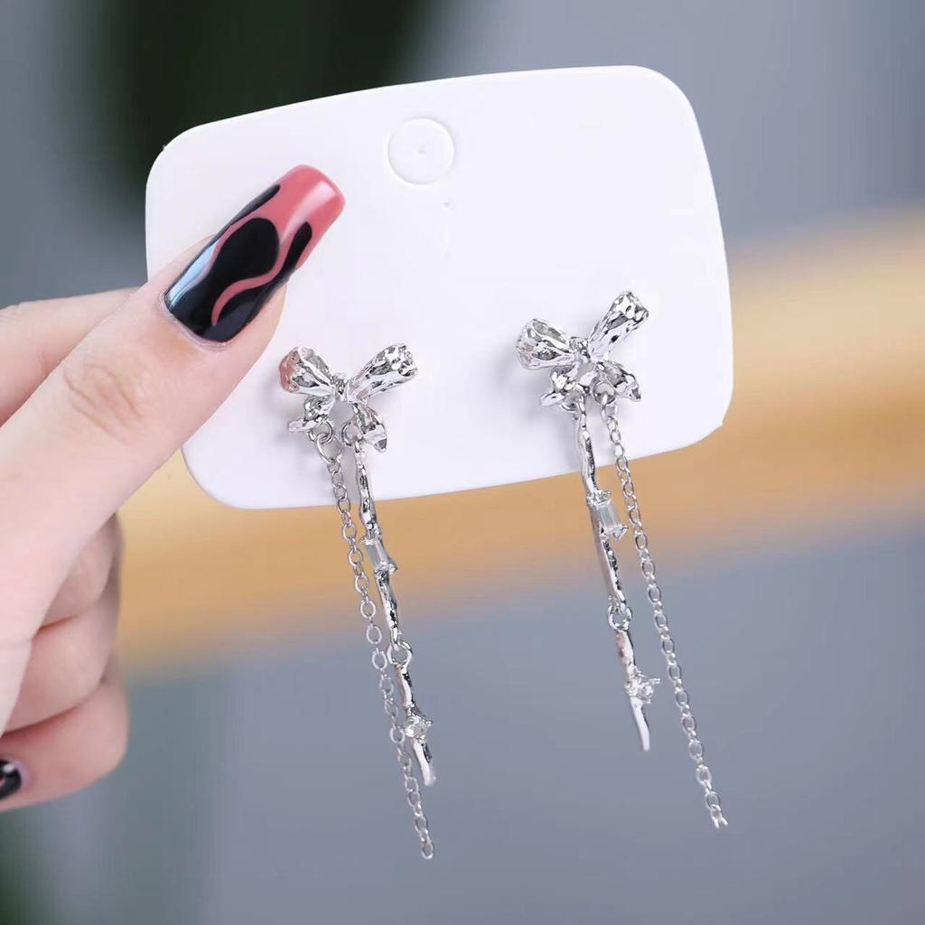 Pinkdudu Mode froid Style papillon longues boucles d'oreilles lumière luxe symétrique papillon frange boucle d'oreille pour les femmes PD1494