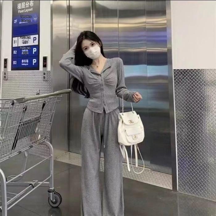 

Стильні та зручні жіночі спортивні костюми для весни та осені: Приталені топи з еластичними штанами з високою талією та широкими штанинами Medium сірий колір