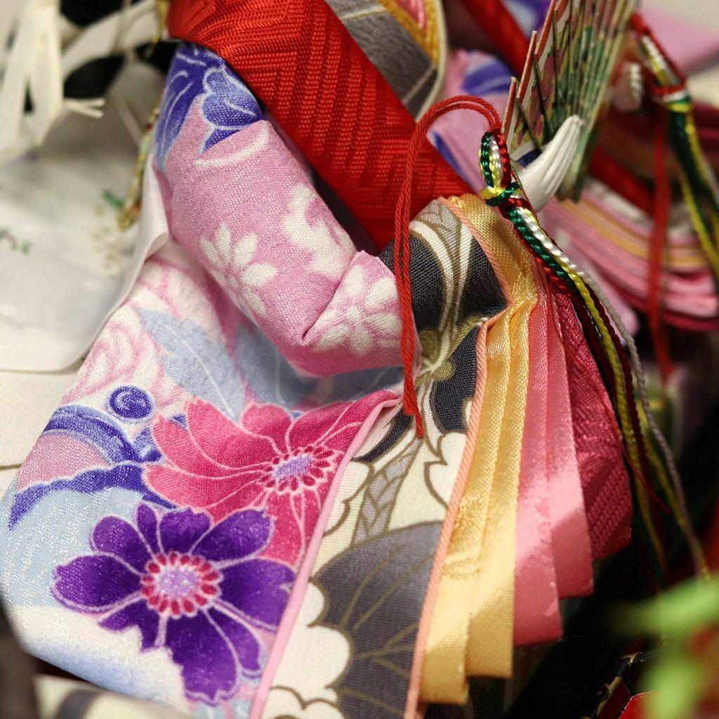 Panenky Hina Panenky Hina Vitrína s princem, dekorace na vitrínu s červenou barvou, panoramatická skleněná vitrína s třešňovými květy a kuličkami, výšivka, zadní strana, šířka x hloubka x výška 38 cm