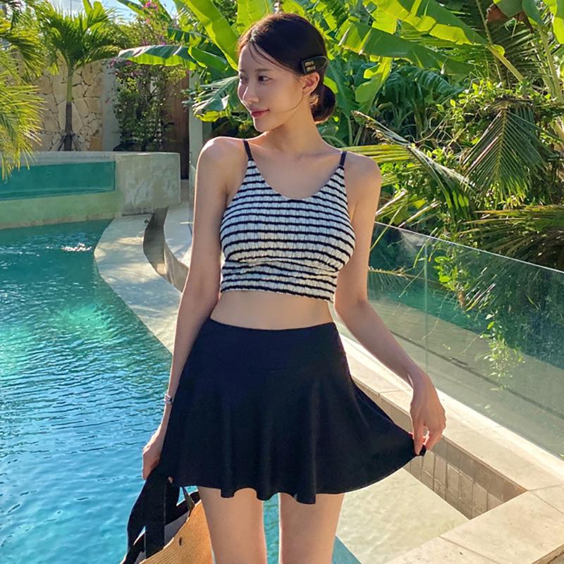 

Корейский ретро полосатый топ с длинным рукавом и купальник с юбкой с разрезом: Женский костюм-тройка Small кофейный