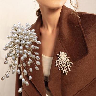 Vintage Exaggerated Elegant Pearl Flower Brooch Pin for Women Girls Wedding Bouquet Fashion Jewelry Coat Accessories Brooches.