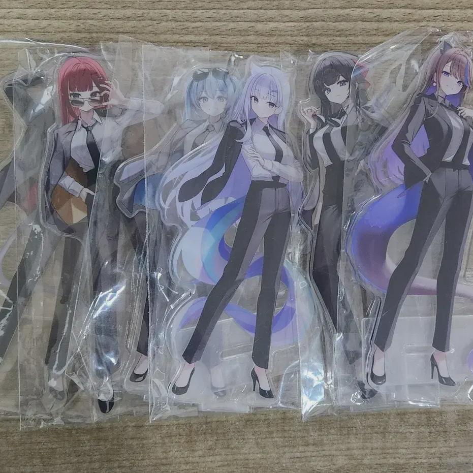 

6 типов формальных акриловых подставок Stellive