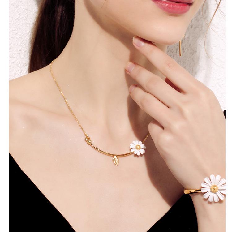 Elegant Daisy Earrings & Necklace Set: Trendy, Simple, All-Match Design for Women.