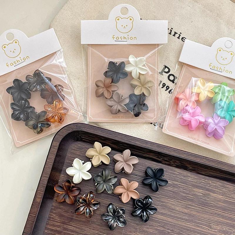 Nya slumpmässiga 10 st mini-blommor i akryl hårspännen för kvinnor vintage hårklor krabbklämma hårspännen flicka huvudbonad tillbehör