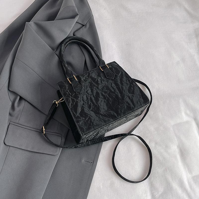 

Сумка для поездок на работу, повседневная и красивая, большой вместимости Ms. Toth 2024 новая осенняя большая сумка простая сумка через плечо чёрный