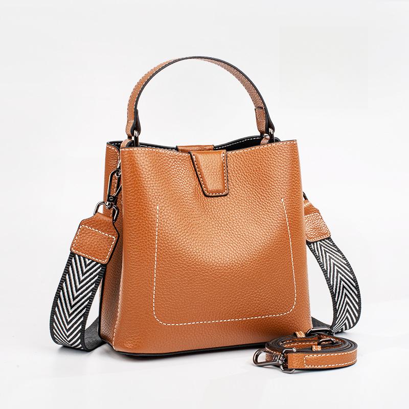 New Fashionable Large-capacity Shoulder Bag Women's Soil Messenger Bag