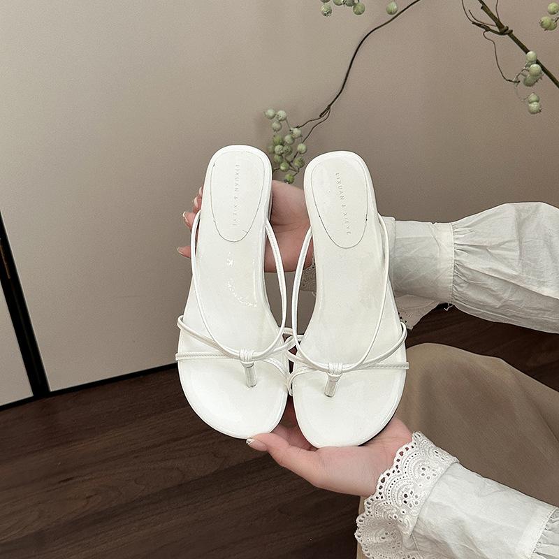 

Retro versatile slippers women s summer 2025 new flat bottom simple square head non-slip Korean version of slope heel flip-flops 40