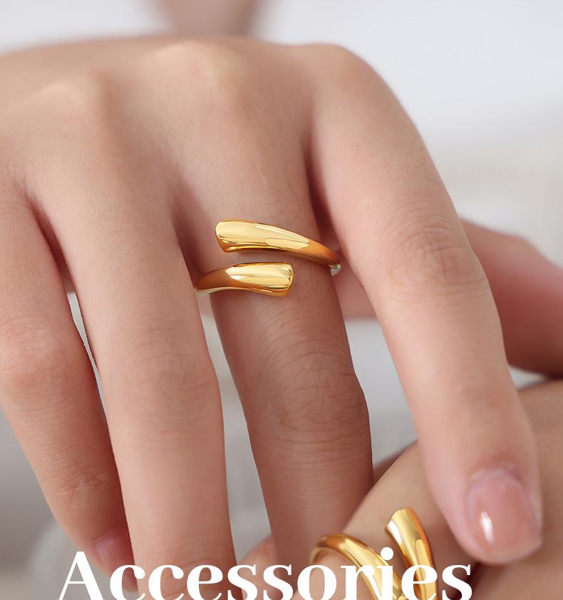 Barocker Asymmetrischer 18K Goldfarbener Titanstahlring für Damen