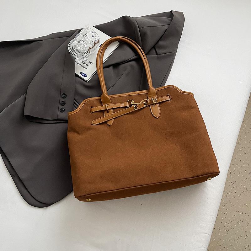 Matný semišová přenosná taška pro dojíždění dámská taška 2025 nový trendy podzimní a zimní retro velkokapacitní taška přes rameno