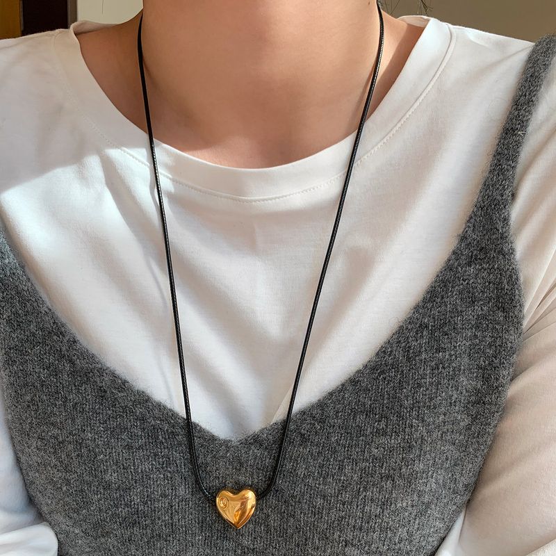 

Long European and American Metal Silver Heart Black Leather Rope Sweater Necklace Accessories Female High-End Affordable Luxury Fancy Necklace Golden Heart / Pull-Out