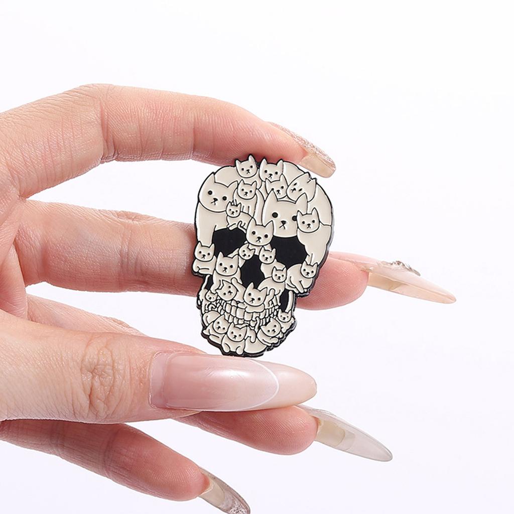 Niedliche Cartoon Katze Schädel Brosche Einzigartiges Design Langlebiges Legierungsmaterial Verspieltes Accessoire für Freizeitoutfits Partykleidung