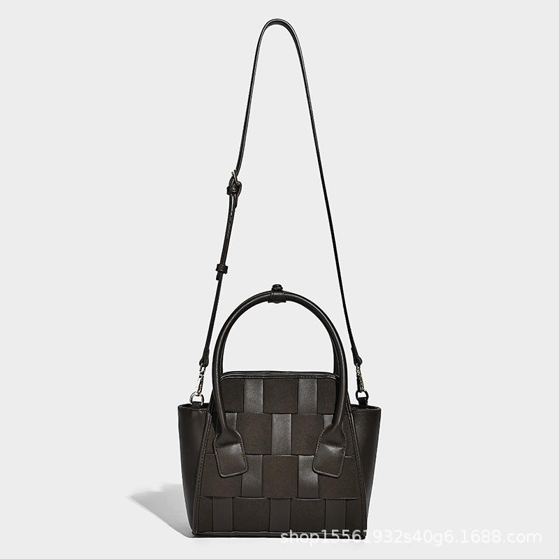 Women's Niche Design Wing Bag, New Women's Woven Hand-held Crossbody Bag, Personalized Commuting Fashion Shoulder Bag