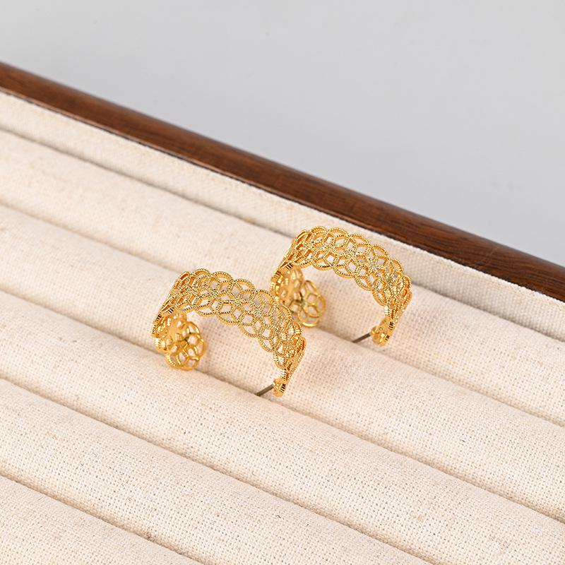 

Модный ажурный ювелирный набор под металл: Бриллиантовый браслет, кольцо и серьги-пусеты